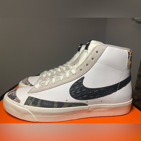 NWOT - Blazer MID ‘77 VNTG - Black, White, Sail, Iron/Ore - Picture 3 of 6